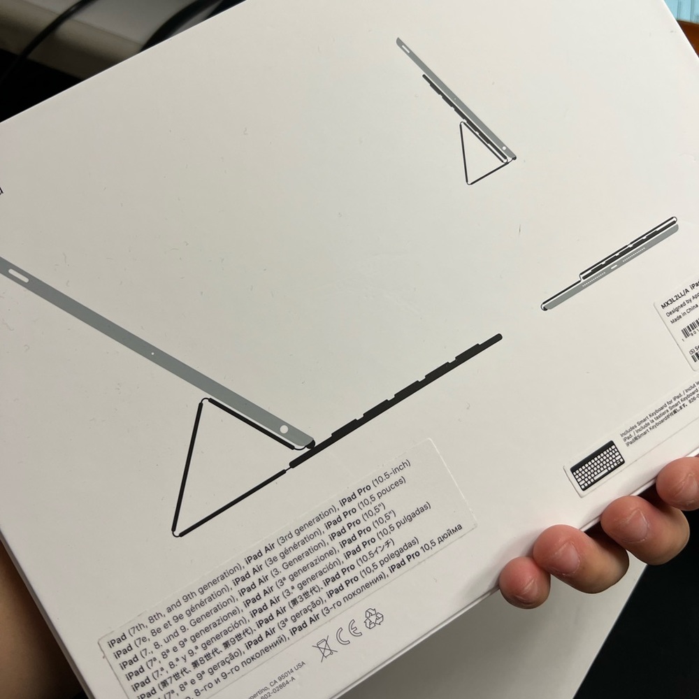 Apple Bundle this bundle come with a Ipad , a smart keyboard , and apple pencil